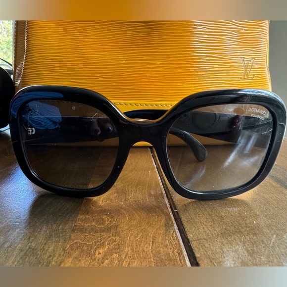 EUC CHANEL POLARIZED SUNGLASSES BLACK WITH CASE, BOX, PAPERWORK AND CLOTH - Picture 1 of 9